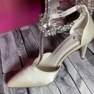 Special occasion ladies ivory satin heel by Journee Collection in size…